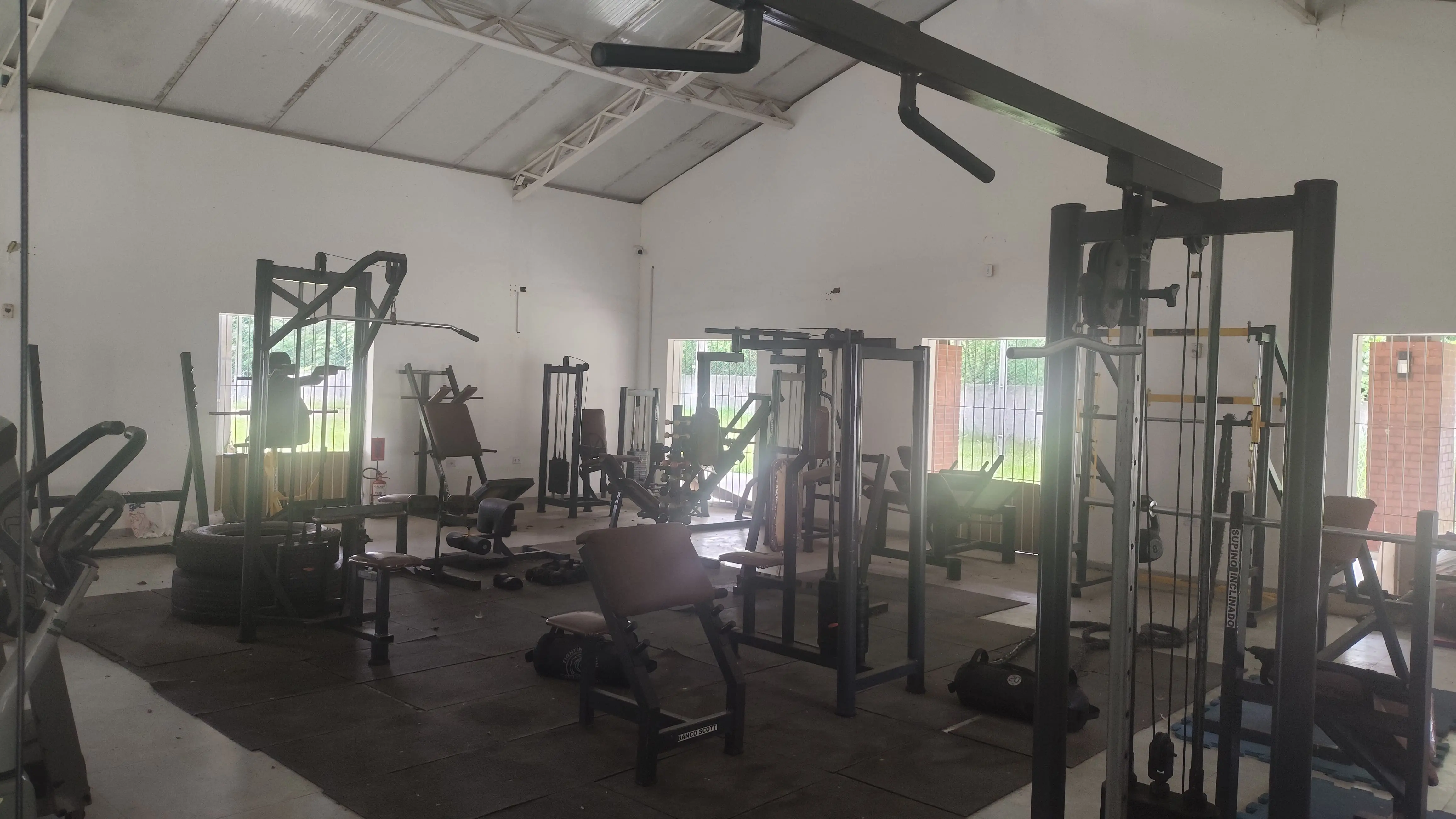 Academia com equipamentos